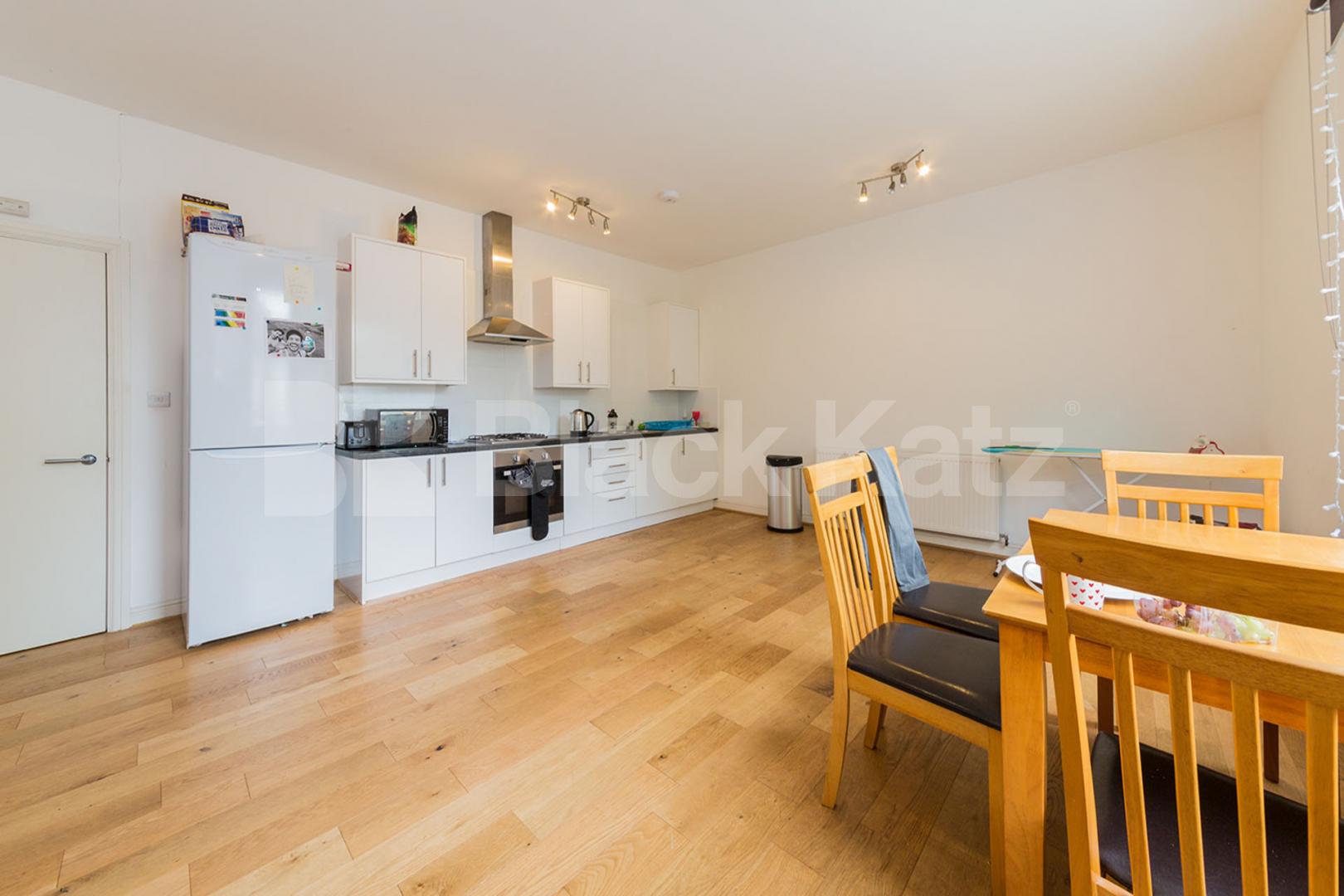Bright and airy 3 bedroom property with a spacious lounge Hillmarton Road, Islington 